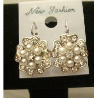 White FLOWERS PEARL CENTERS Stud Pierced Earrings