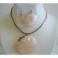 Gorgeous Delicate Peach-Cream Shell Round Flower Round Necklace Set